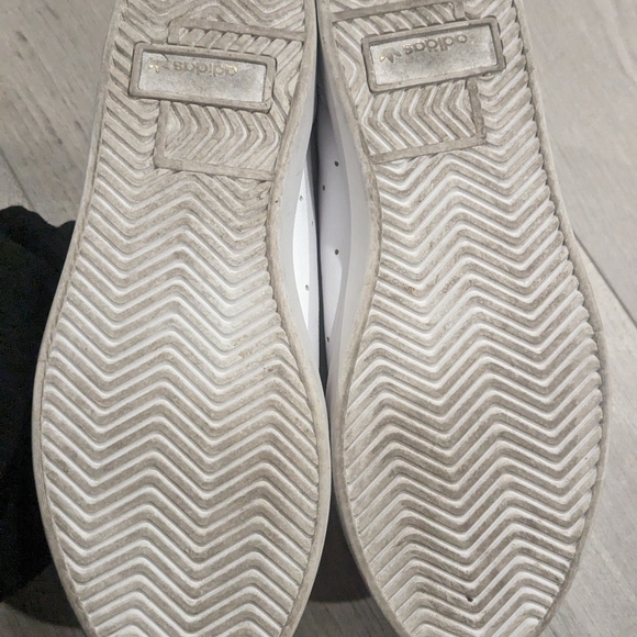 Adidas sleek white sneakers . Size 5.5 US . - Picture 4 of 4